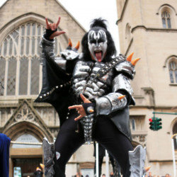 Gene Simmons doesn't like hanging out with people