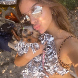 Hailee Steinfeld and her dog Martini (c) Instagram
