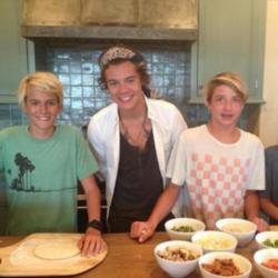 Harry Styles making pizzas with CIndy Crawford's kids