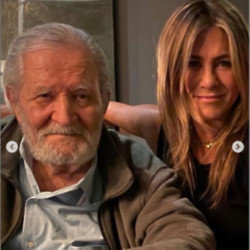Jennifer Aniston's father John has died (c) Instagram