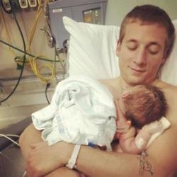Jeremy Allen White and baby daughter (c) Instagram 
