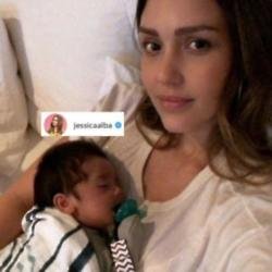 Jessica Alba and son Hayes (c) Instagram