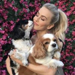 Julianne Hough and her dogs (c) Instagram 