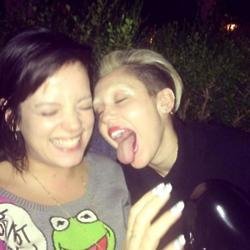 Lily Allen with Miley Cyrus 