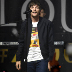 Louis Tomlinson is on the mend after breaking his arm