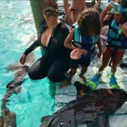 Mariah Carey swims with sharks (c) Instagram