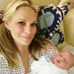 Molly Sims and baby Grey (c) Twitter