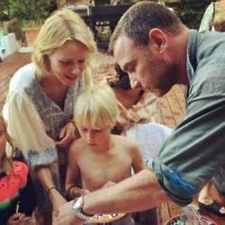 Naomi Watts, Liev Schreiber and son Sasha (c) Instagram