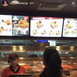 Nicole Scherzinger enjoys KFC (c) Instagram 