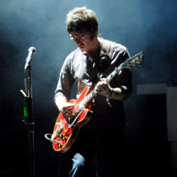 Noel Gallagher used the guitar on tour with Oasis