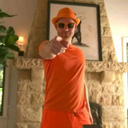 Prince Harry wears orange (c) Instagram