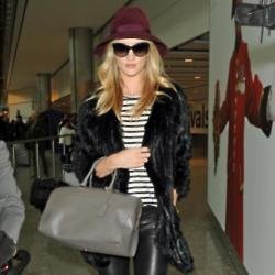 Rosie Huntington Whiteley look chic as he heads for her flight