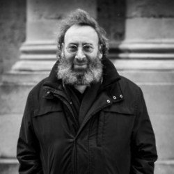 Shakespeare actor Sir Antony Sher has died following a cancer battle