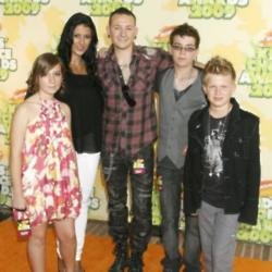 Chester Bennington with his wife and kids