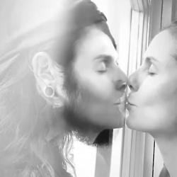 Tom Kaulitz and Heidi Klum kiss through glass (c) Instagram 
