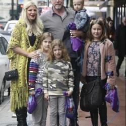 Tori Spelling, Dean McDermott, and their children