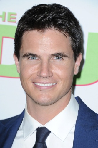 Robbie Amell / Credit: FAMOUS