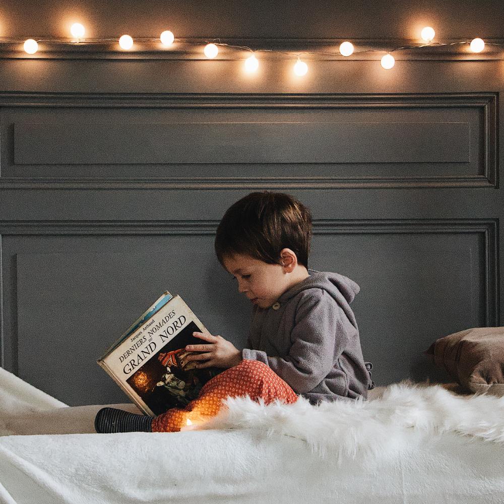 How to get the kids to put down the tablet and pick up a book / Photo credit: Unsplash
