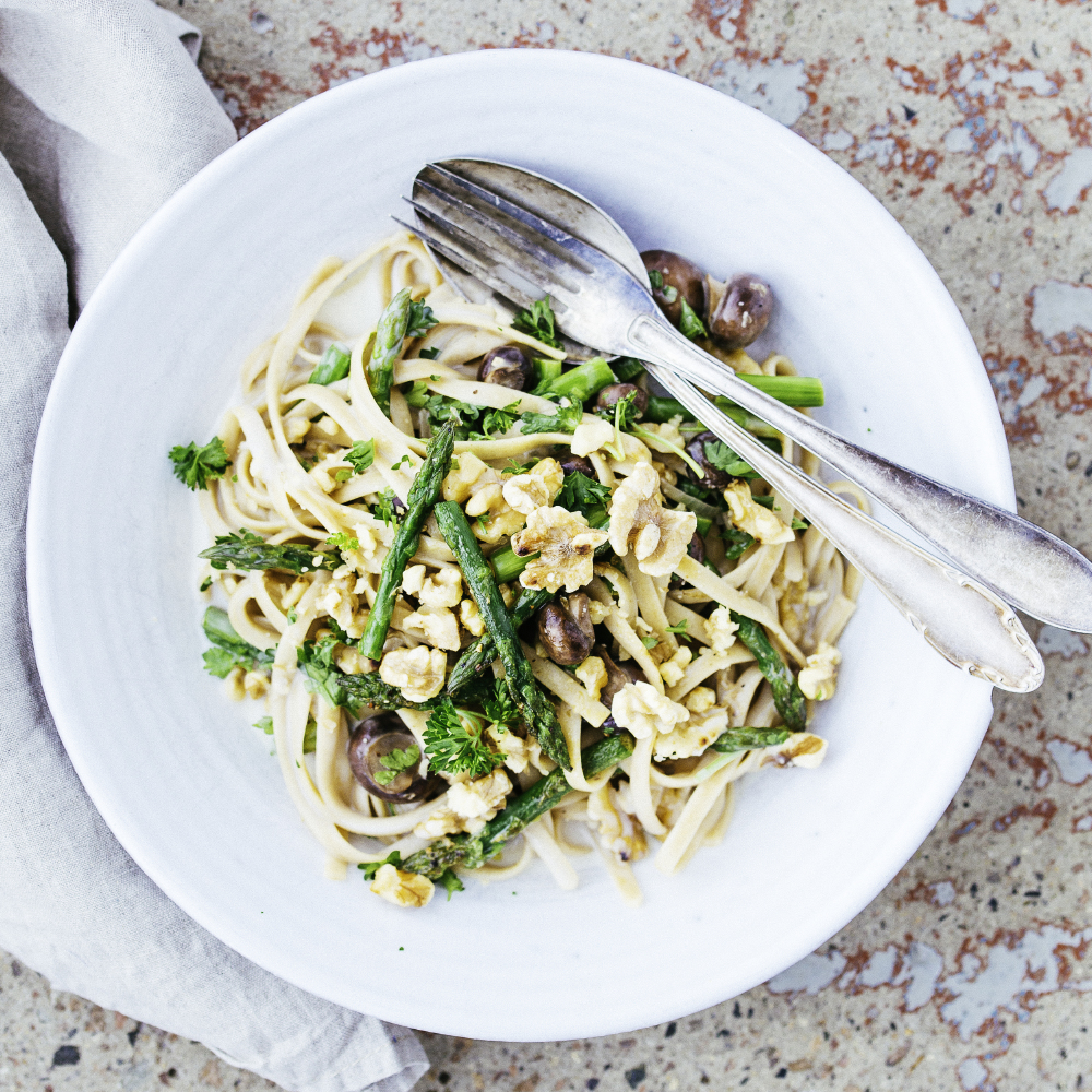 Vegan Creamy Pasta With Asparagus & Toasted Walnuts