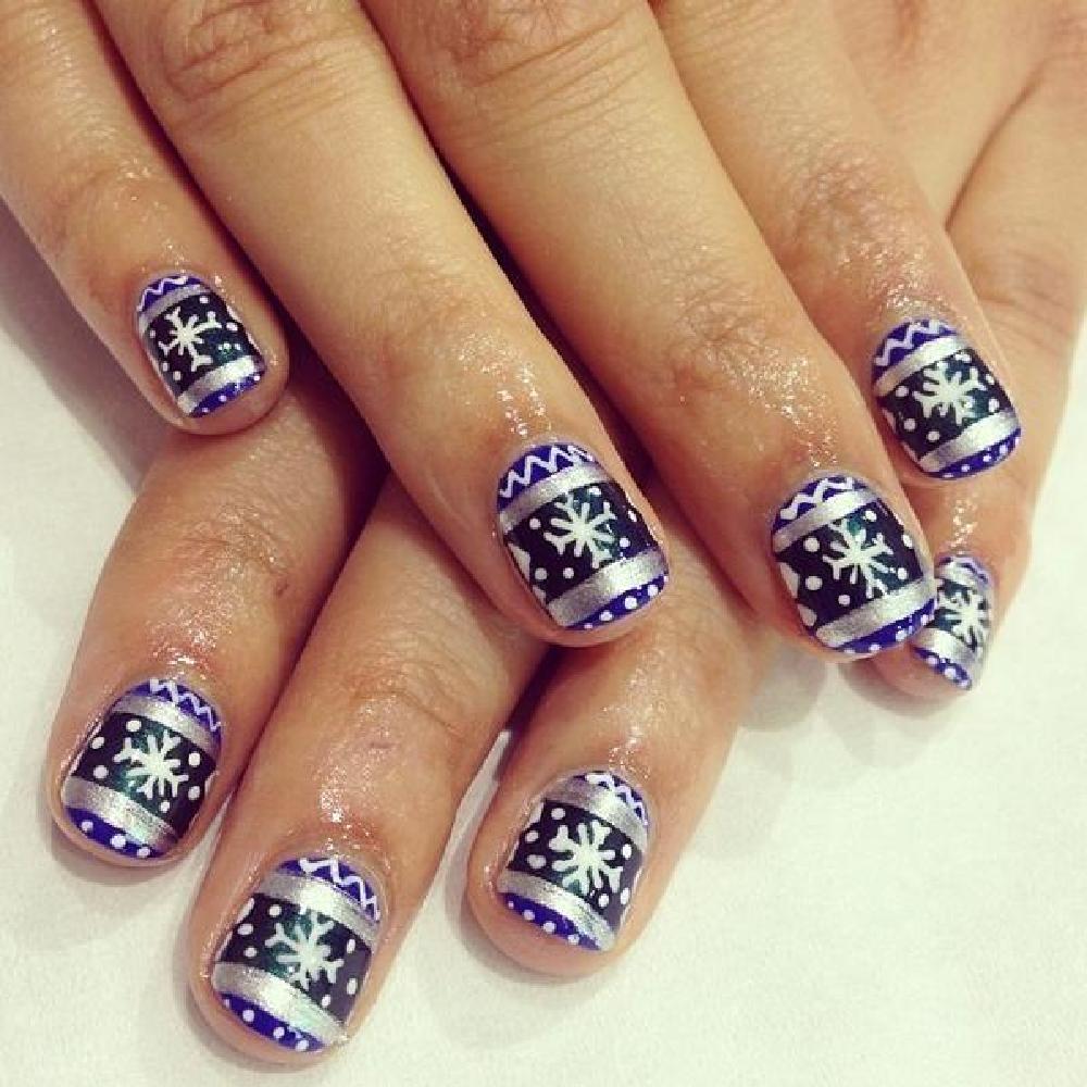 Festive nail design from @wahnails on Instagram
