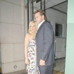 Tori Spelling and Dean McDermott (Credit: Famous)