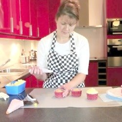 VIDEO: Angela Slater Shows us How to Ice Cakes