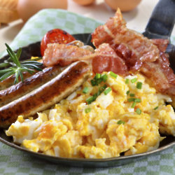 A breakfast of eggs, bacon and sausage could keep hunger pangs at bay
