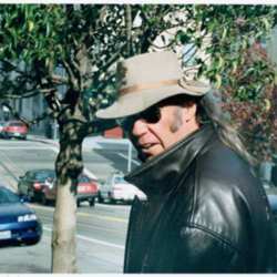 Neil Young to write his memoirs