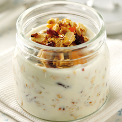 Healthy Breakfast Recipes: Oaty Yogurt with Nuts