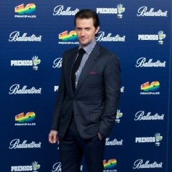 Richard Armitage looks stylish in a blue suit