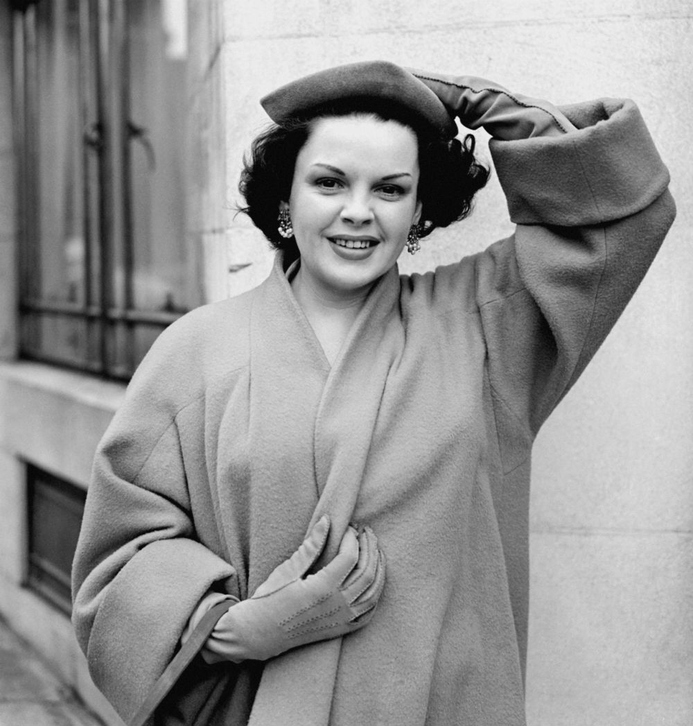 Judy Garland leaving her Park Lane hotel in London on April 6, 1951 / Photo Credit: PA/PA Archive/PA Images