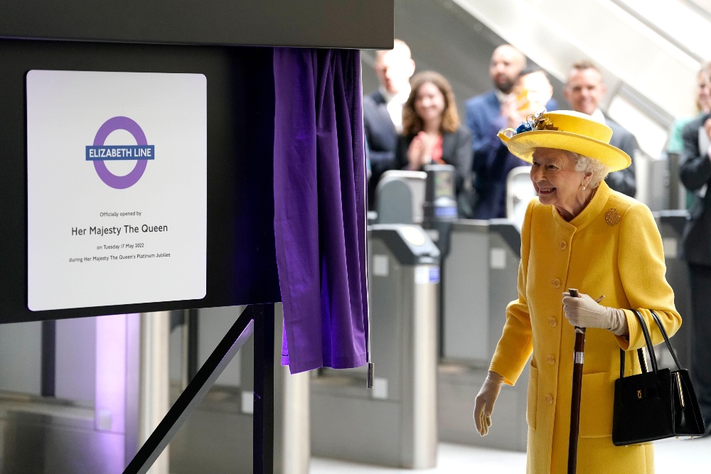 Queen Elizabeth II unveiled a plaque at the official opening of the Elizabeth Line at Paddington Station / Picture Credit: PA Images/Alamy Stock Photo