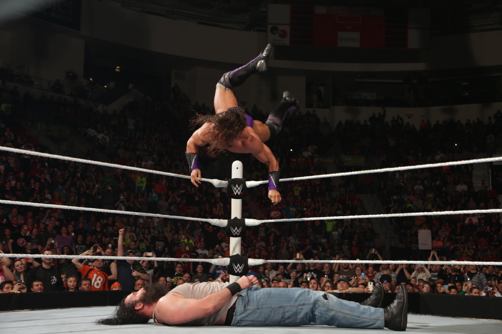 Neville versus Luke Harper / © 2015 WWE, Inc. All Rights Reserved.