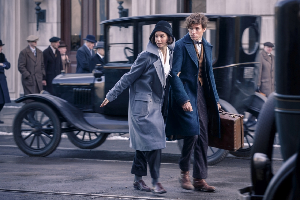 Katherine Waterston and Eddie Redmayne in Fantastic Beasts and Where To Find Them
