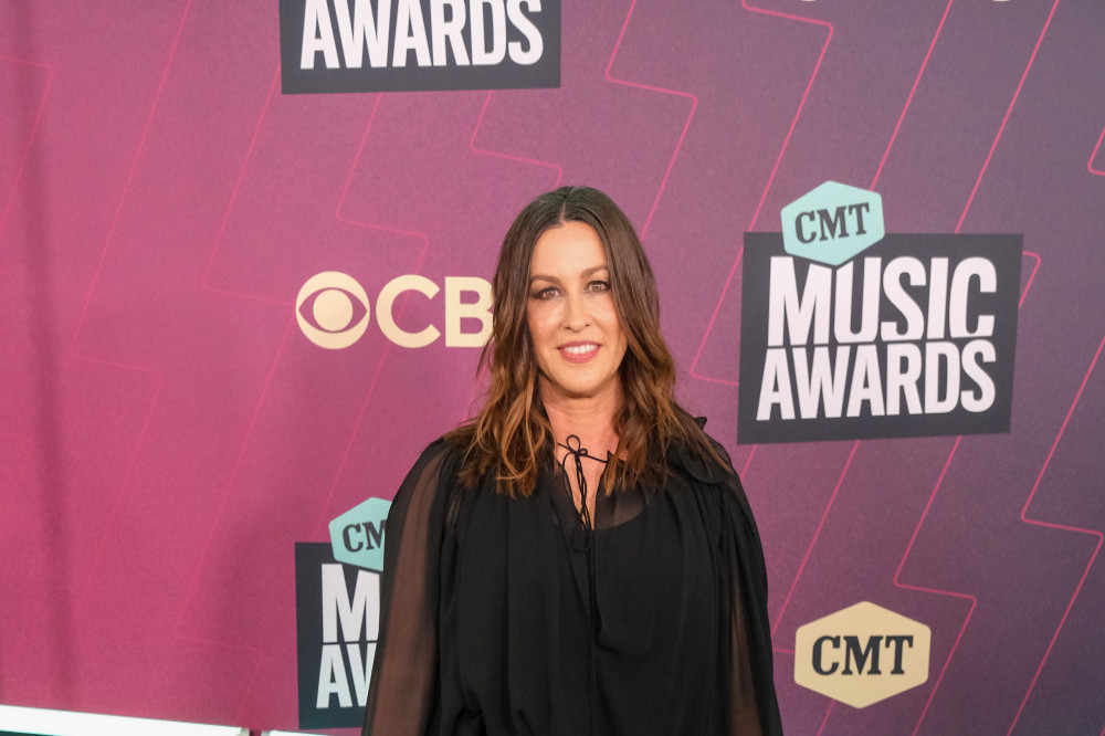 Alanis Morissette is all about girl power and would love to work with Shania Twain
