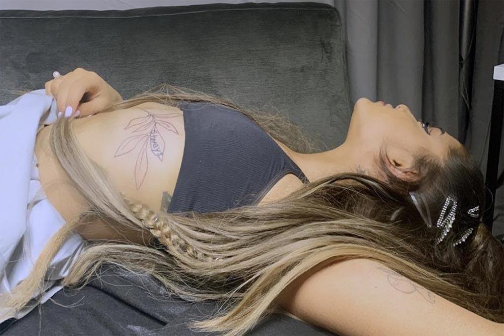 Ariana Grande gets leaf added to ribcage (c) Instagram 