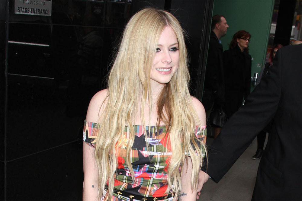 Avril Lavigne announces new album, Love Sux