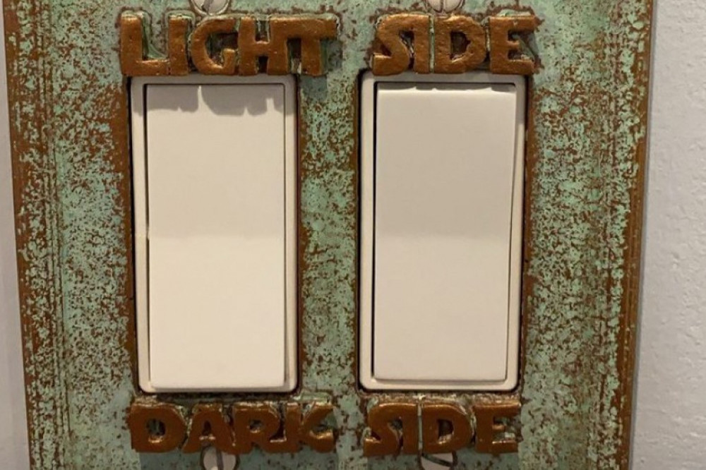 Billie Lourd's light switch (c) Instagram