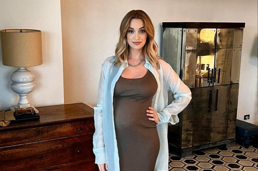 Brianne Howey is pregnant (c) Instagram
