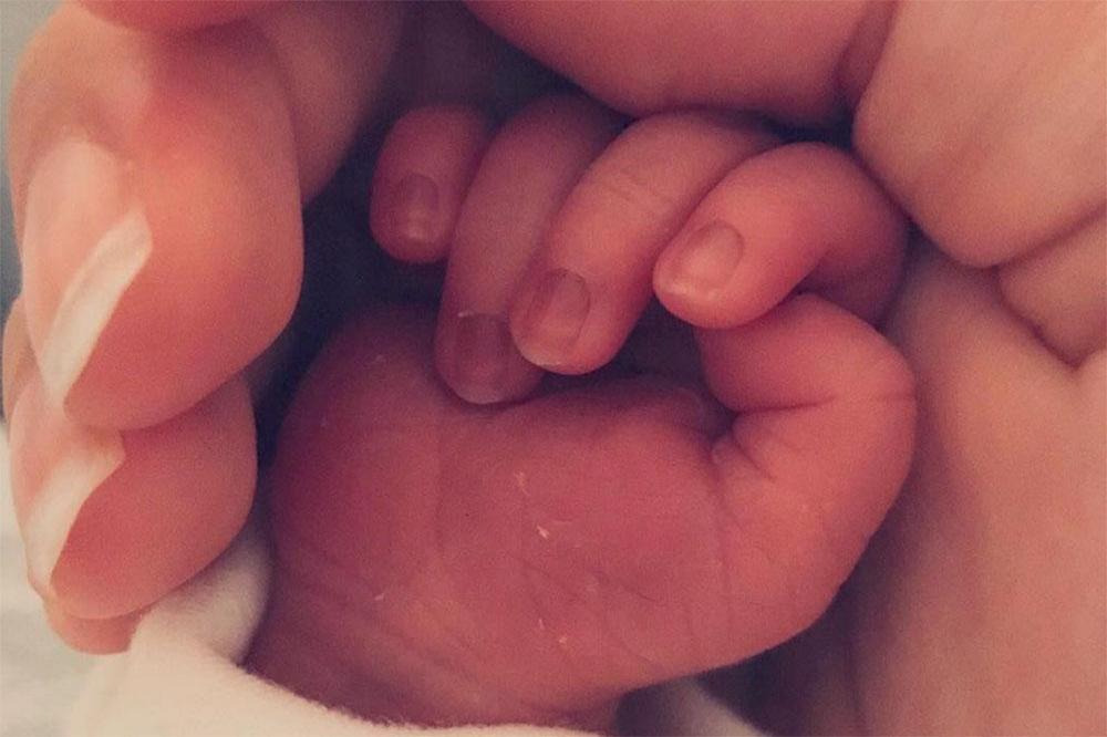 Casey Batchelor announces baby's arrival (c) Instagram