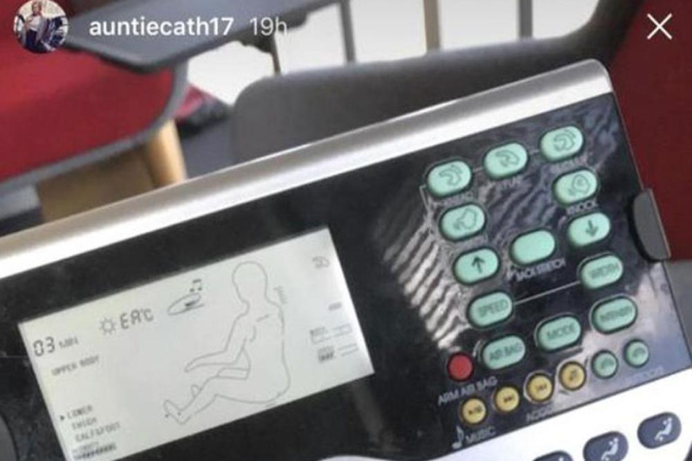 Catherine Tyldesley uses massaging chair (c) Instagram 