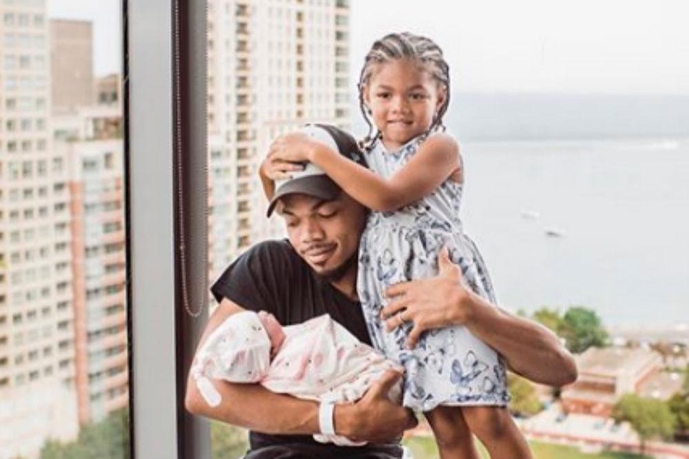 Chance the Rapper with his daughters (c) Instagram