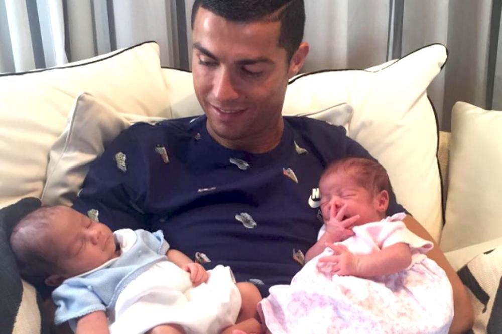 Cristiano Ronaldo and his twins (c) Facebook