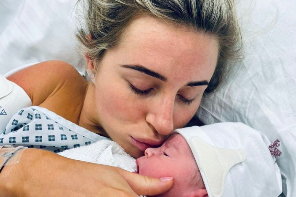 Dani Dyer and her baby (c) Instagram