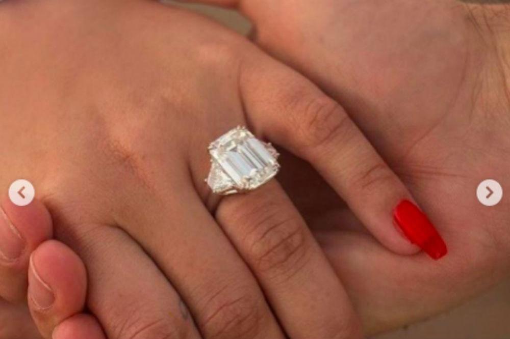 Demi Lovato's engagement ring (c) Instagram