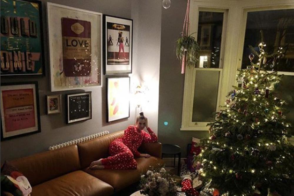 Dua Lipa in her living room (c) Instagram 