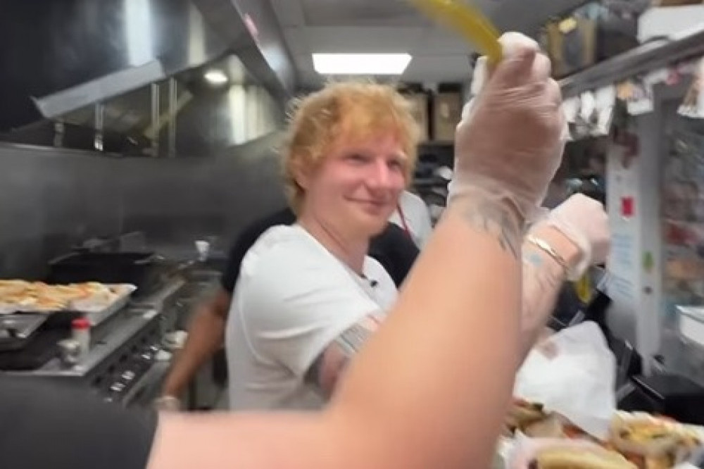 Ed Sheeran served hot dogs (c) Instagram