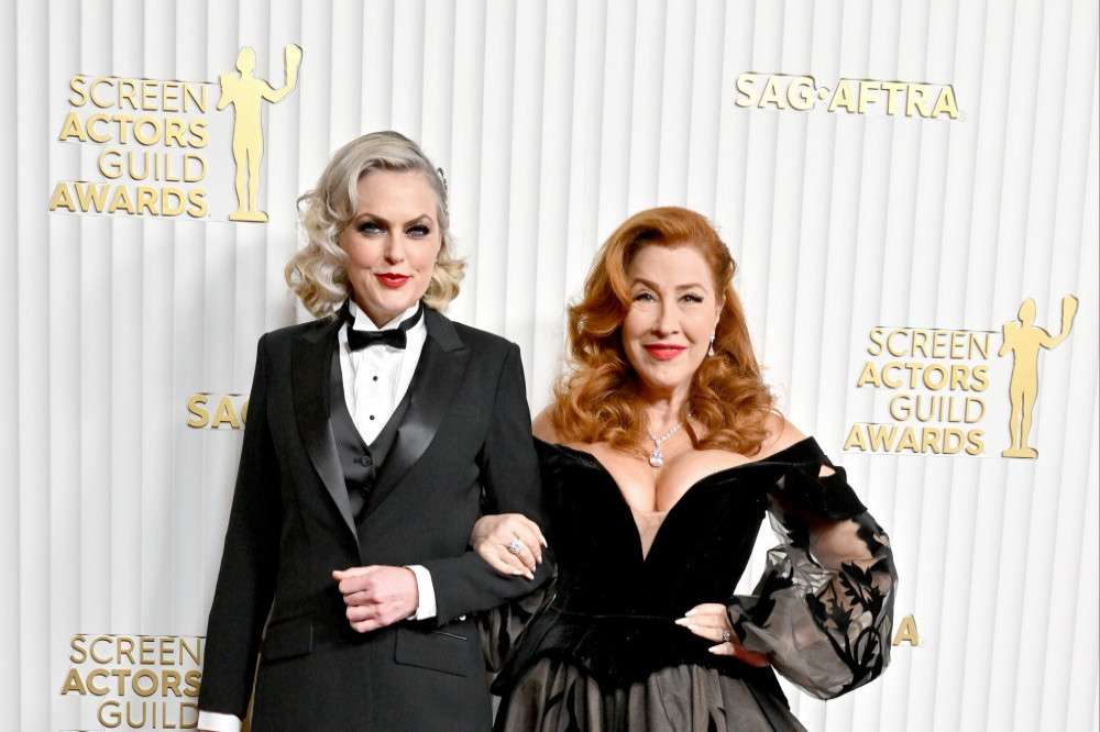 Elaine Hendrix (left) reunites with The Parent Trap co-star Lisa Ann Walter at the SAG Awards