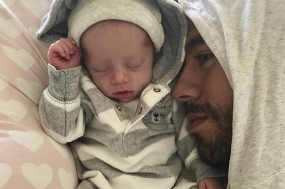 Enrique Iglesias with one of his children (c) Instagram