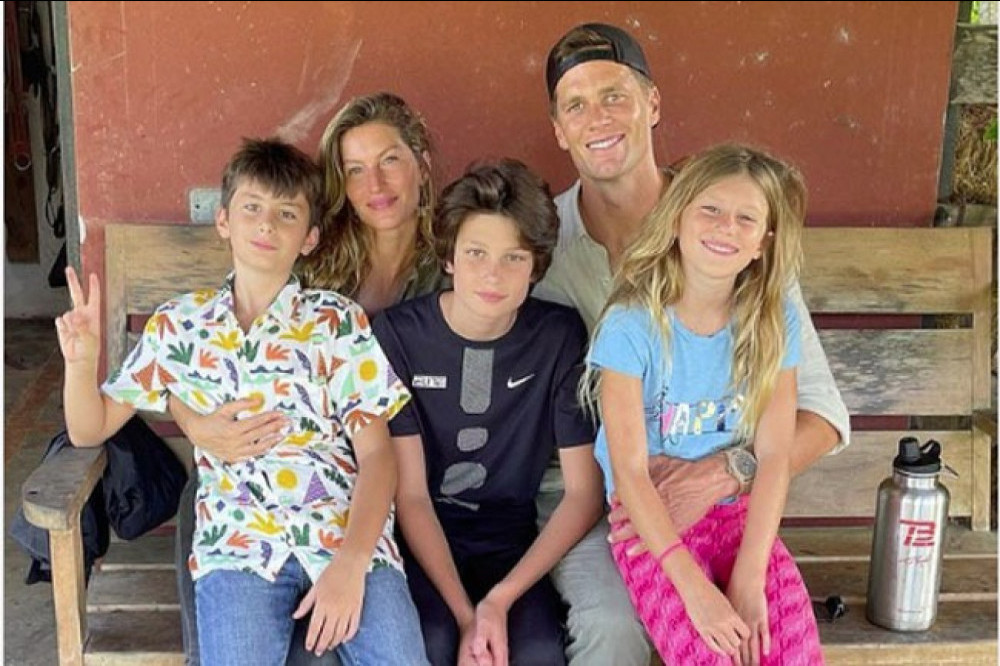 Gisele Bundchen, Tom Brady and their kids (C) Instagram